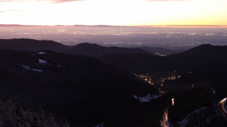 Dieses Bild zeigt eine Webcam-Aufnahme vom Achertal, aufgenommen am Mittwoch, den 25.12.2024 um 17:30 Uhr. Die Temperatur betrug -0.1°C.