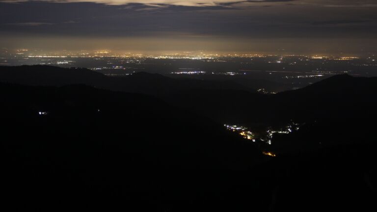 Dieses Bild zeigt eine Webcam-Aufnahme vom Achertal, aufgenommen am Freitag, den 21.02.2025 um 00:30 Uhr. Die Temperatur betrug 6.9°C.