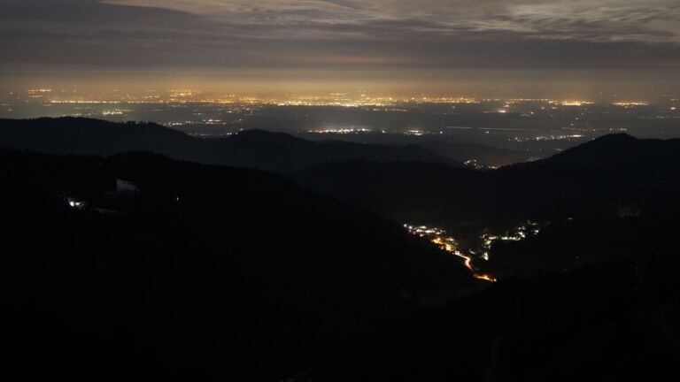 Dieses Bild zeigt eine Webcam-Aufnahme vom Achertal, aufgenommen am Sonntag, den 09.03.2025 um 03:30 Uhr. Die Temperatur betrug 10.6°C.