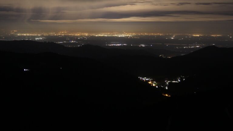 Dieses Bild zeigt eine Webcam-Aufnahme vom Achertal, aufgenommen am Freitag, den 21.02.2025 um 03:00 Uhr. Die Temperatur betrug 7.2°C.