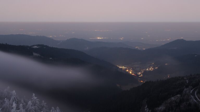 Dieses Bild zeigt eine Webcam-Aufnahme vom Achertal, aufgenommen am Freitag, den 13.12.2024 um 07:20 Uhr. Die Temperatur betrug -0.9°C.