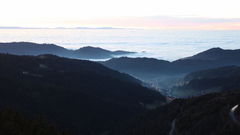 Dieses Bild zeigt eine Webcam-Aufnahme vom Achertal, aufgenommen am Samstag, den 30.11.2024 um 17:10 Uhr. Die Temperatur betrug 4.8°C.