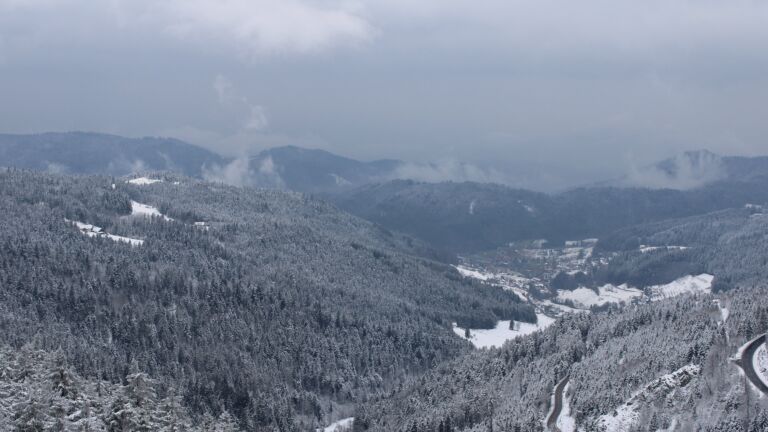 Dieses Bild zeigt eine Webcam-Aufnahme vom Achertal, aufgenommen am Freitag, den 14.02.2025 um 13:20 Uhr. Die Temperatur betrug -5.2°C.