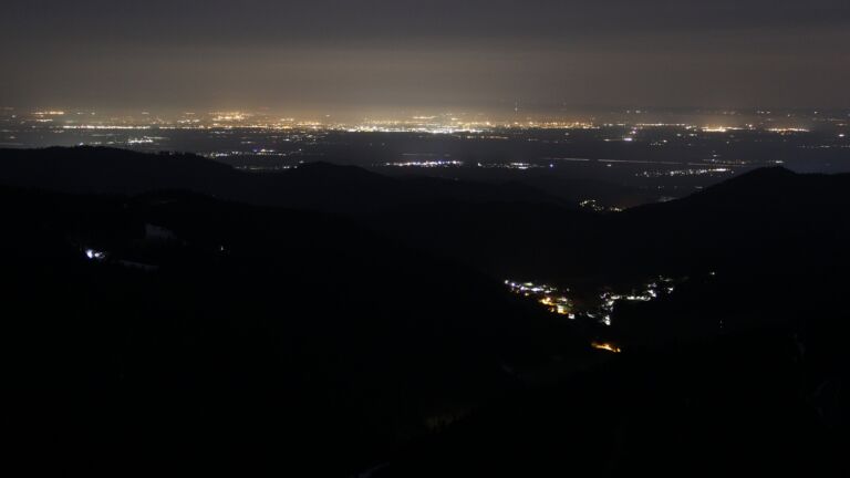 Dieses Bild zeigt eine Webcam-Aufnahme vom Achertal, aufgenommen am Freitag, den 07.03.2025 um 02:00 Uhr. Die Temperatur betrug 8.4°C.