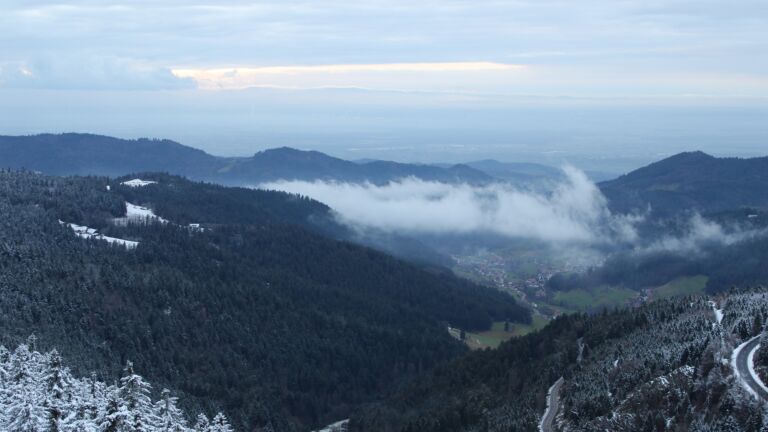 Dieses Bild zeigt eine Webcam-Aufnahme vom Achertal, aufgenommen am Mittwoch, den 04.12.2024 um 16:30 Uhr. Die Temperatur betrug -2.3°C.