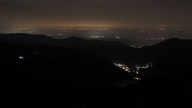 Dieses Bild zeigt eine Webcam-Aufnahme vom Achertal, aufgenommen am Donnerstag, den 20.02.2025 um 01:30 Uhr. Die Temperatur betrug 4.4°C.