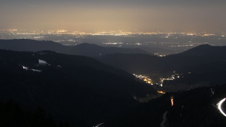 Dieses Bild zeigt eine Webcam-Aufnahme vom Achertal, aufgenommen am Freitag, den 07.03.2025 um 22:00 Uhr. Die Temperatur betrug 7.2°C.