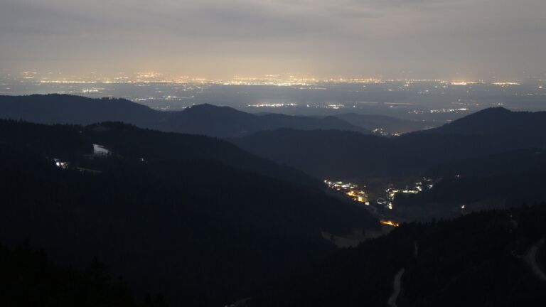 Dieses Bild zeigt eine Webcam-Aufnahme vom Achertal, aufgenommen am Montag, den 10.03.2025 um 02:30 Uhr. Die Temperatur betrug 10.6°C.