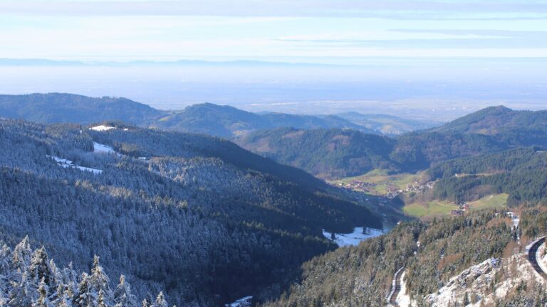 Dieses Bild zeigt eine Webcam-Aufnahme vom Achertal, aufgenommen am Mittwoch, den 25.12.2024 um 12:50 Uhr. Die Temperatur betrug 1.6°C.