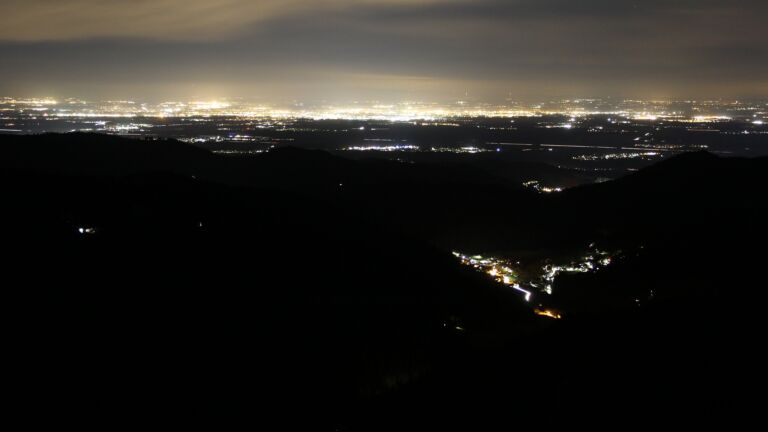 Dieses Bild zeigt eine Webcam-Aufnahme vom Achertal, aufgenommen am Mittwoch, den 29.01.2025 um 22:00 Uhr. Die Temperatur betrug 2.6°C.