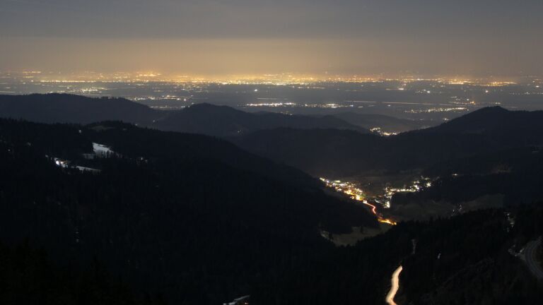 Dieses Bild zeigt eine Webcam-Aufnahme vom Achertal, aufgenommen am Samstag, den 08.03.2025 um 21:30 Uhr. Die Temperatur betrug 8.3°C.