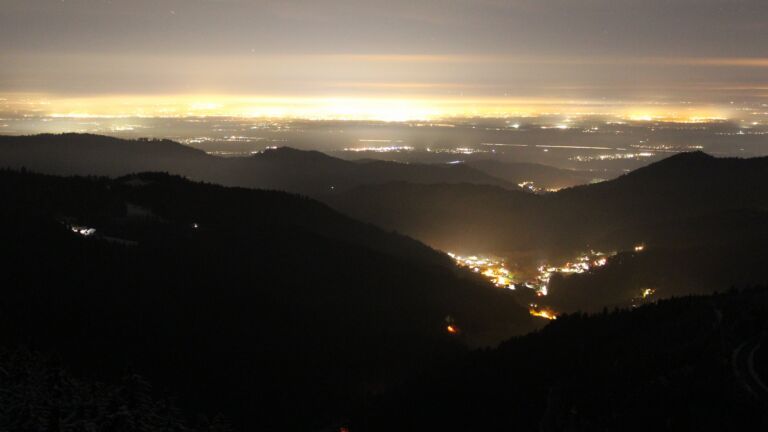 Dieses Bild zeigt eine Webcam-Aufnahme vom Achertal, aufgenommen am Mittwoch, den 04.12.2024 um 23:30 Uhr. Die Temperatur betrug -2°C.