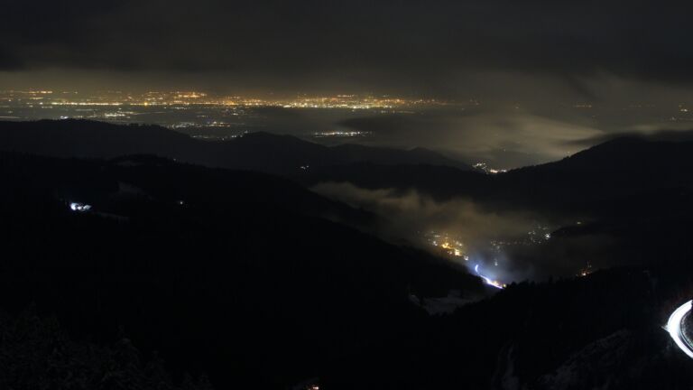 Dieses Bild zeigt eine Webcam-Aufnahme vom Achertal, aufgenommen am Freitag, den 28.02.2025 um 22:00 Uhr. Die Temperatur betrug -2.2°C.