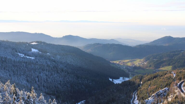 Dieses Bild zeigt eine Webcam-Aufnahme vom Achertal, aufgenommen am Mittwoch, den 25.12.2024 um 15:30 Uhr. Die Temperatur betrug 0.6°C.