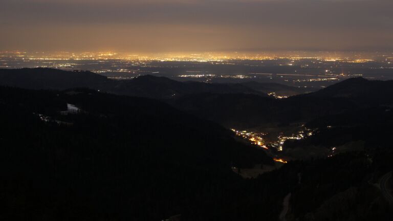 Dieses Bild zeigt eine Webcam-Aufnahme vom Achertal, aufgenommen am Sonntag, den 09.03.2025 um 19:30 Uhr. Die Temperatur betrug 10.2°C.