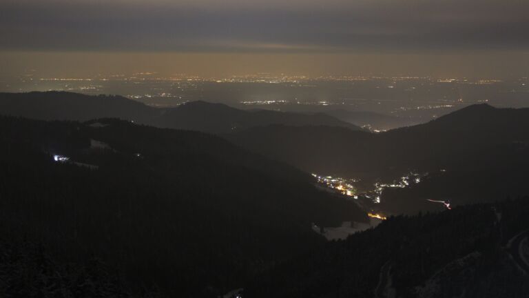 Dieses Bild zeigt eine Webcam-Aufnahme vom Achertal, aufgenommen am Samstag, den 15.02.2025 um 20:30 Uhr. Die Temperatur betrug -5.1°C.