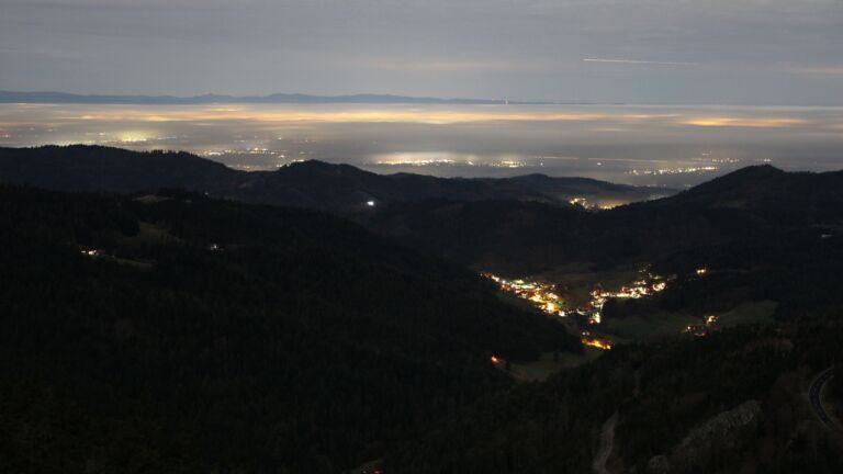 Dieses Bild zeigt eine Webcam-Aufnahme vom Achertal, aufgenommen am Dienstag, den 17.12.2024 um 23:00 Uhr. Die Temperatur betrug 6.8°C.