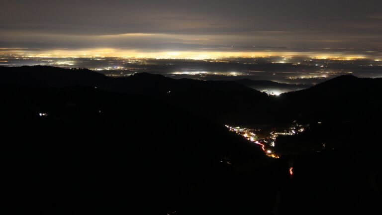 Dieses Bild zeigt eine Webcam-Aufnahme vom Achertal, aufgenommen am Mittwoch, den 22.01.2025 um 20:30 Uhr. Die Temperatur betrug 5.7°C.