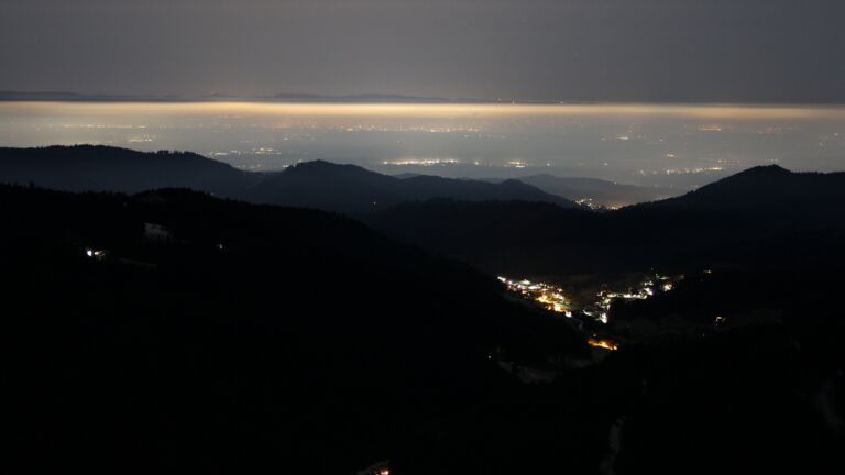 Dieses Bild zeigt eine Webcam-Aufnahme vom Achertal, aufgenommen am Dienstag, den 04.02.2025 um 23:00 Uhr. Die Temperatur betrug 4.2°C.