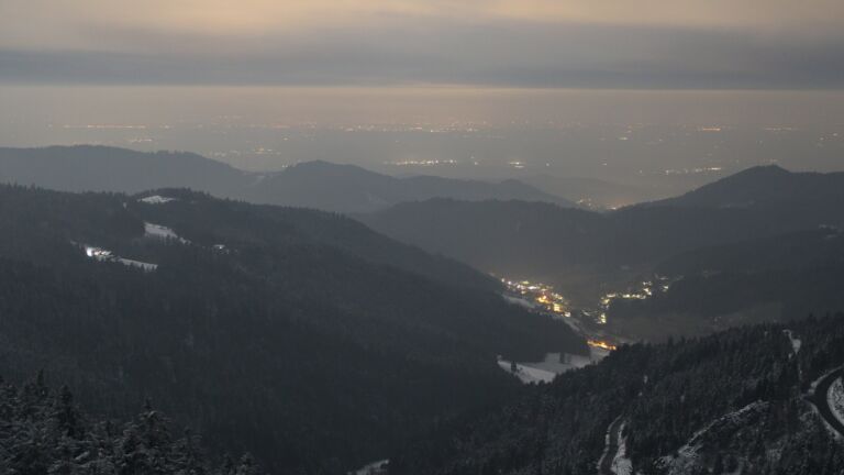 Dieses Bild zeigt eine Webcam-Aufnahme vom Achertal, aufgenommen am Sonntag, den 16.02.2025 um 05:30 Uhr. Die Temperatur betrug -5.1°C.