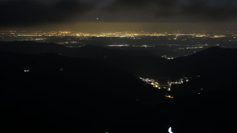 Dieses Bild zeigt eine Webcam-Aufnahme vom Achertal, aufgenommen am Samstag, den 01.02.2025 um 21:30 Uhr. Die Temperatur betrug -3.9°C.