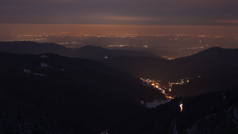 Dieses Bild zeigt eine Webcam-Aufnahme vom Achertal, aufgenommen am Samstag, den 15.02.2025 um 18:50 Uhr. Die Temperatur betrug -4.8°C.