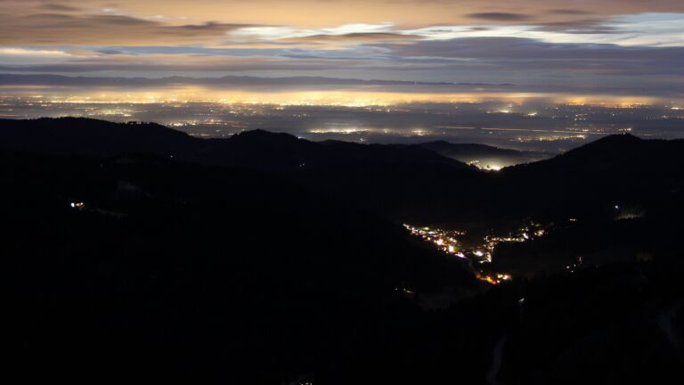 Dieses Bild zeigt eine Webcam-Aufnahme vom Achertal, aufgenommen am Mittwoch, den 22.01.2025 um 18:10 Uhr. Die Temperatur betrug 5.1°C.