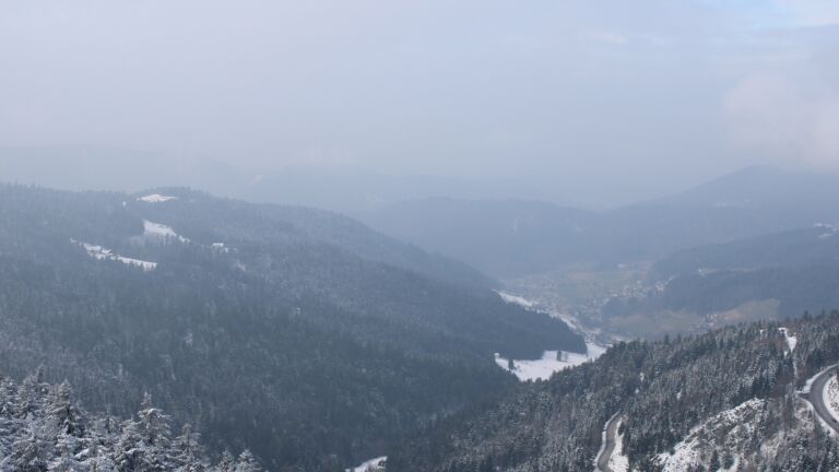 Dieses Bild zeigt eine Webcam-Aufnahme vom Achertal, aufgenommen am Sonntag, den 16.02.2025 um 12:10 Uhr. Die Temperatur betrug -2.2°C.