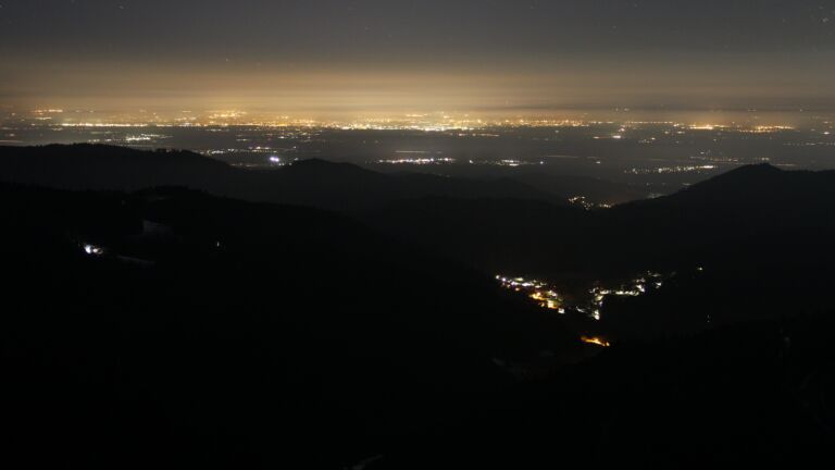 Dieses Bild zeigt eine Webcam-Aufnahme vom Achertal, aufgenommen am Donnerstag, den 06.03.2025 um 01:00 Uhr. Die Temperatur betrug 8.2°C.