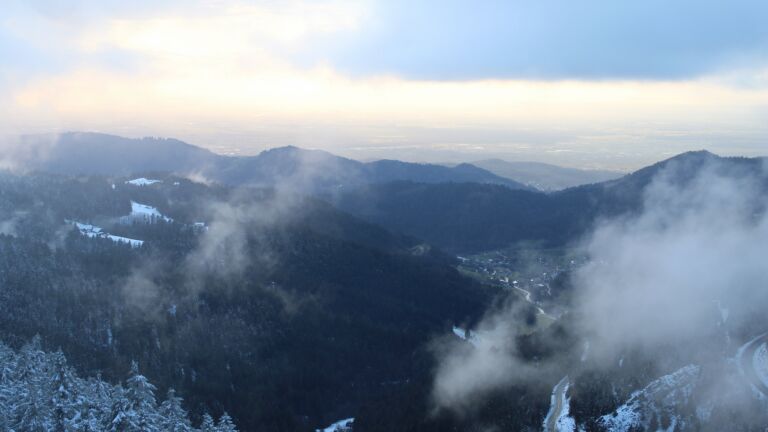 Dieses Bild zeigt eine Webcam-Aufnahme vom Achertal, aufgenommen am Donnerstag, den 27.02.2025 um 17:30 Uhr. Die Temperatur betrug -0.7°C.