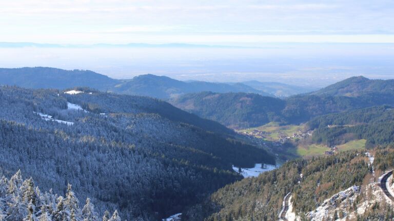 Dieses Bild zeigt eine Webcam-Aufnahme vom Achertal, aufgenommen am Mittwoch, den 25.12.2024 um 13:30 Uhr. Die Temperatur betrug 1.6°C.