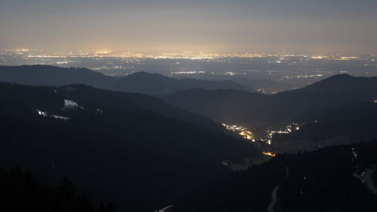 Dieses Bild zeigt eine Webcam-Aufnahme vom Achertal, aufgenommen am Freitag, den 07.03.2025 um 23:30 Uhr. Die Temperatur betrug 7.2°C.