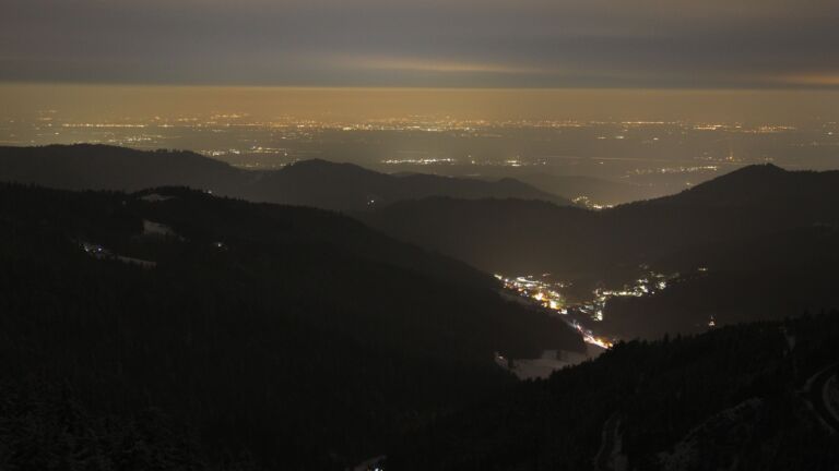 Dieses Bild zeigt eine Webcam-Aufnahme vom Achertal, aufgenommen am Samstag, den 15.02.2025 um 19:10 Uhr. Die Temperatur betrug -4.9°C.