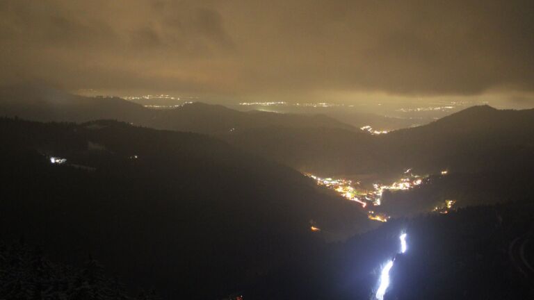 Dieses Bild zeigt eine Webcam-Aufnahme vom Achertal, aufgenommen am Mittwoch, den 04.12.2024 um 21:00 Uhr. Die Temperatur betrug -1.4°C.