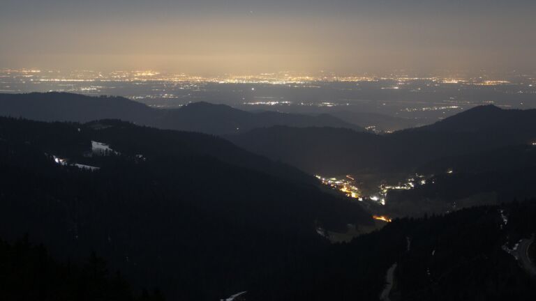 Dieses Bild zeigt eine Webcam-Aufnahme vom Achertal, aufgenommen am Freitag, den 07.03.2025 um 22:30 Uhr. Die Temperatur betrug 7.4°C.