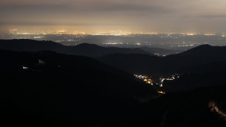 Dieses Bild zeigt eine Webcam-Aufnahme vom Achertal, aufgenommen am Montag, den 10.03.2025 um 04:30 Uhr. Die Temperatur betrug 10.2°C.