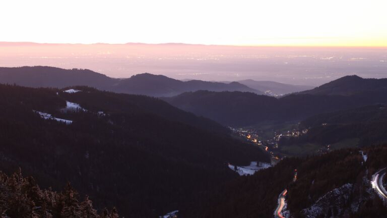 Dieses Bild zeigt eine Webcam-Aufnahme vom Achertal, aufgenommen am Donnerstag, den 26.12.2024 um 17:20 Uhr. Die Temperatur betrug 0.9°C.