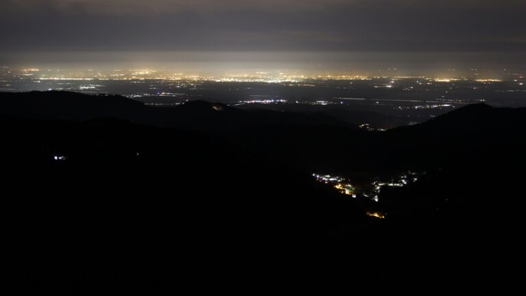 Dieses Bild zeigt eine Webcam-Aufnahme vom Achertal, aufgenommen am Samstag, den 22.02.2025 um 02:00 Uhr. Die Temperatur betrug 10.4°C.