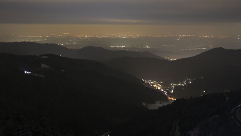 Dieses Bild zeigt eine Webcam-Aufnahme vom Achertal, aufgenommen am Samstag, den 15.02.2025 um 20:00 Uhr. Die Temperatur betrug -5.1°C.