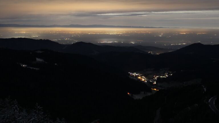 Dieses Bild zeigt eine Webcam-Aufnahme vom Achertal, aufgenommen am Samstag, den 14.12.2024 um 04:00 Uhr. Die Temperatur betrug 1.1°C.