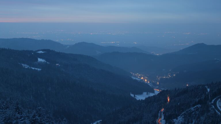 Dieses Bild zeigt eine Webcam-Aufnahme vom Achertal, aufgenommen am Samstag, den 15.02.2025 um 18:30 Uhr. Die Temperatur betrug -4.8°C.