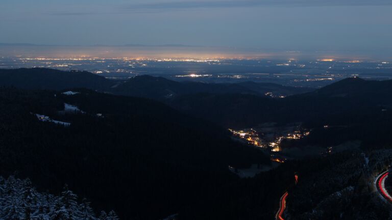 Dieses Bild zeigt eine Webcam-Aufnahme vom Achertal, aufgenommen am Donnerstag, den 05.12.2024 um 07:10 Uhr. Die Temperatur betrug -2.6°C.