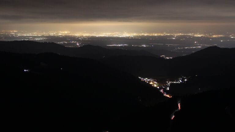 Dieses Bild zeigt eine Webcam-Aufnahme vom Achertal, aufgenommen am Donnerstag, den 20.02.2025 um 21:30 Uhr. Die Temperatur betrug 6.3°C.