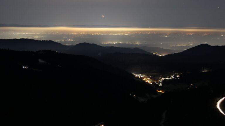 Dieses Bild zeigt eine Webcam-Aufnahme vom Achertal, aufgenommen am Dienstag, den 04.02.2025 um 21:30 Uhr. Die Temperatur betrug 3.6°C.