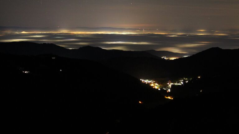 Dieses Bild zeigt eine Webcam-Aufnahme vom Achertal, aufgenommen am Samstag, den 30.11.2024 um 01:30 Uhr. Die Temperatur betrug 1.5°C.