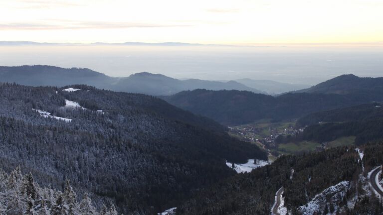 Dieses Bild zeigt eine Webcam-Aufnahme vom Achertal, aufgenommen am Mittwoch, den 25.12.2024 um 16:50 Uhr. Die Temperatur betrug 0.3°C.