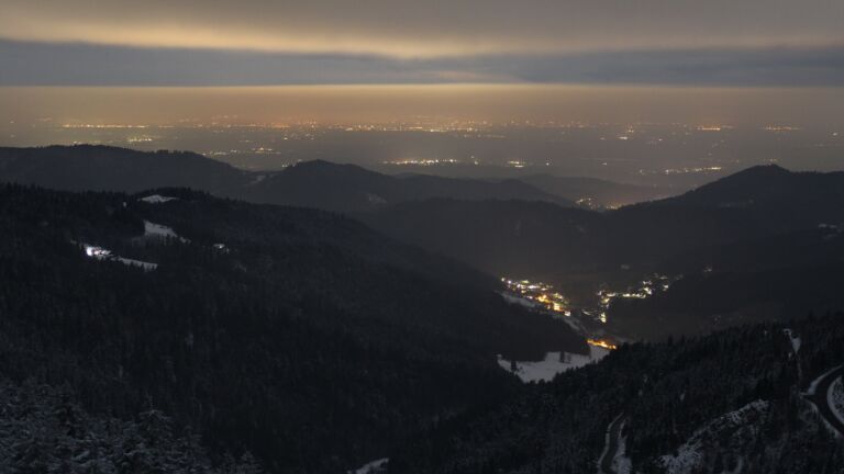 Dieses Bild zeigt eine Webcam-Aufnahme vom Achertal, aufgenommen am Sonntag, den 16.02.2025 um 03:30 Uhr. Die Temperatur betrug -5.4°C.