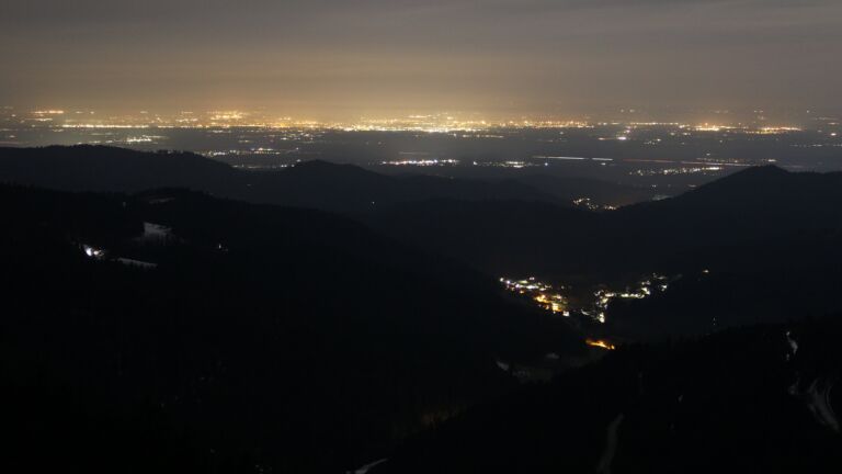 Dieses Bild zeigt eine Webcam-Aufnahme vom Achertal, aufgenommen am Freitag, den 07.03.2025 um 01:00 Uhr. Die Temperatur betrug 9.6°C.