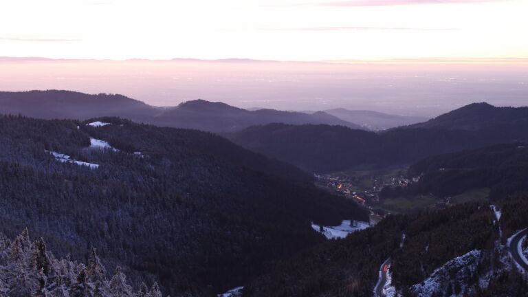 Dieses Bild zeigt eine Webcam-Aufnahme vom Achertal, aufgenommen am Mittwoch, den 25.12.2024 um 17:10 Uhr. Die Temperatur betrug -0.1°C.