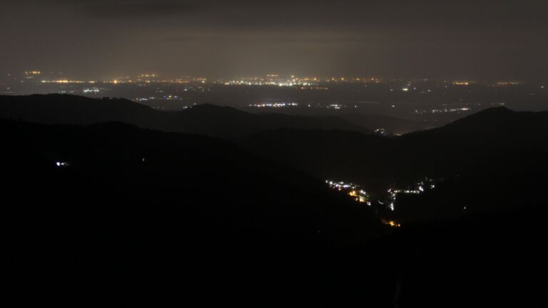 Dieses Bild zeigt eine Webcam-Aufnahme vom Achertal, aufgenommen am Donnerstag, den 23.01.2025 um 01:30 Uhr. Die Temperatur betrug 5.1°C.